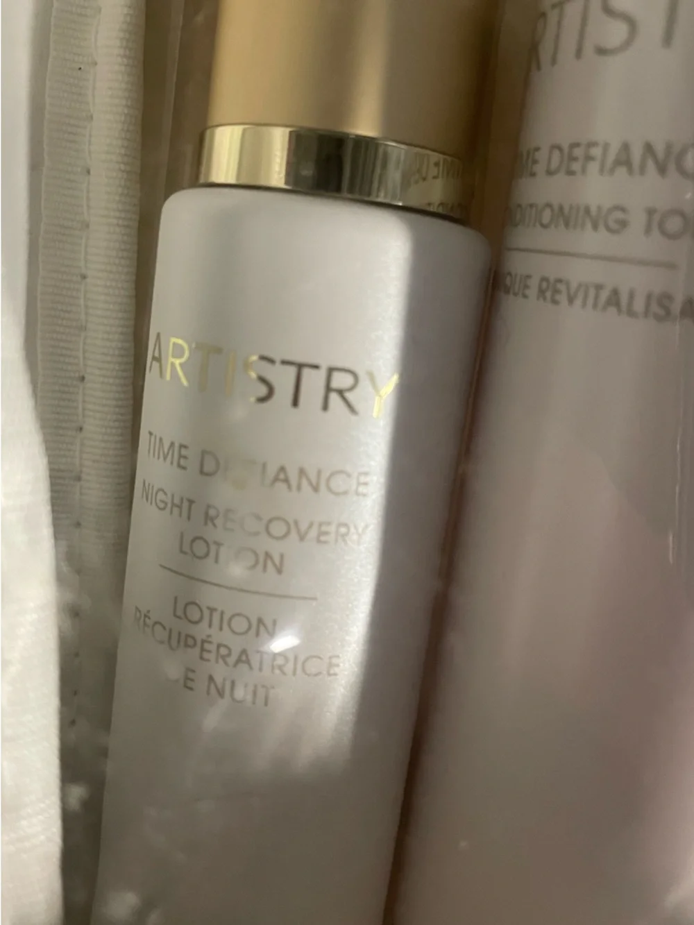NIB NEW Artistry Essentials White and Gold Skincare Set in bag Retired
